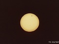 Przeszło pół godziny po wschodzie Słońca. Poniżej ciemnego krążka Wenus widać niewielkie plamy słoneczne. Fot. Jerzy Speil